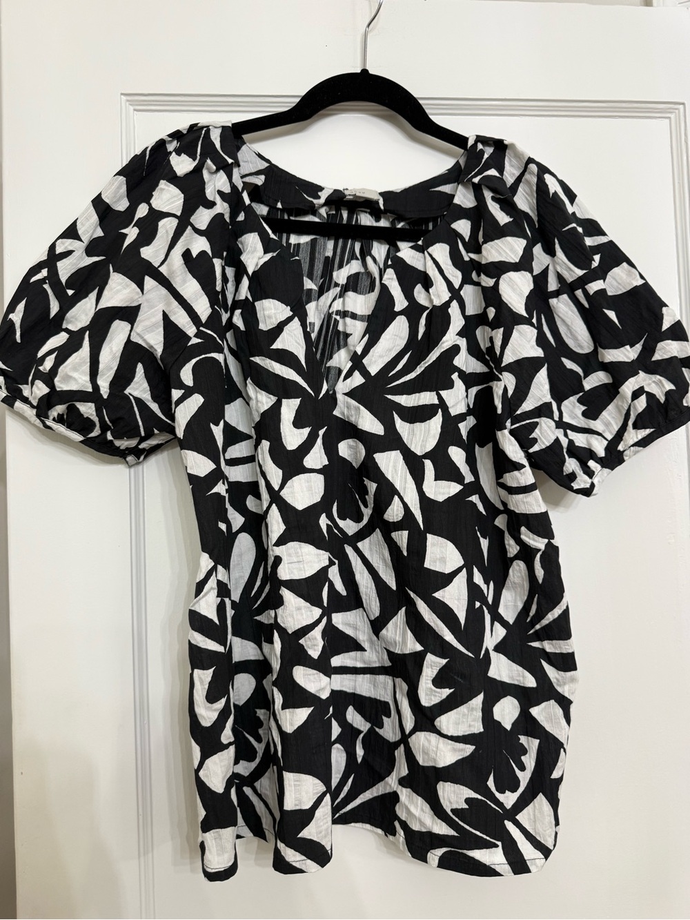 A New Day Abstract Puff-Sleeve Blouse Black White V-Neck Top Medium